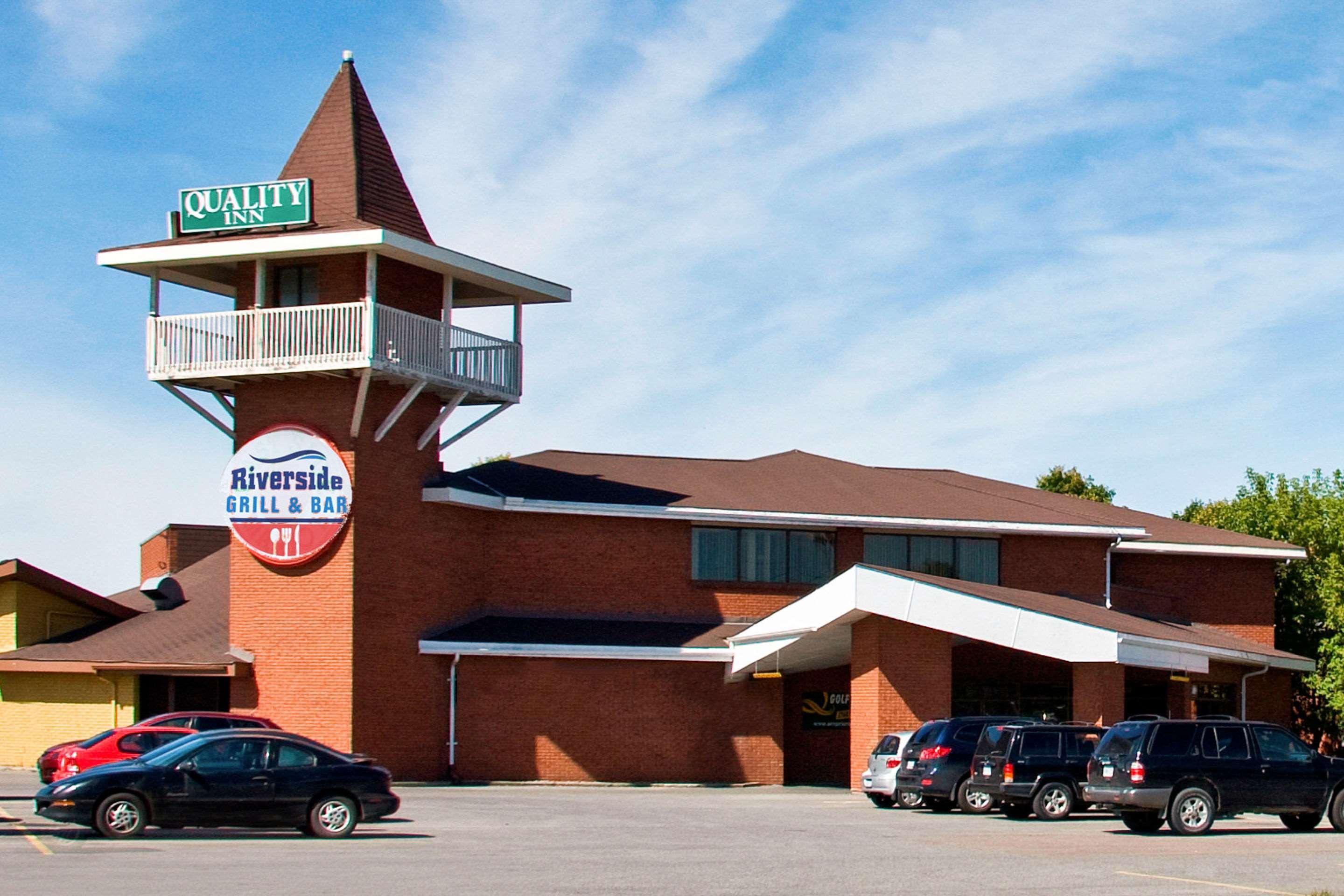 Ramada By Wyndham Arnprior Exterior foto