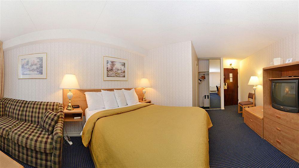 Ramada By Wyndham Arnprior Exterior foto